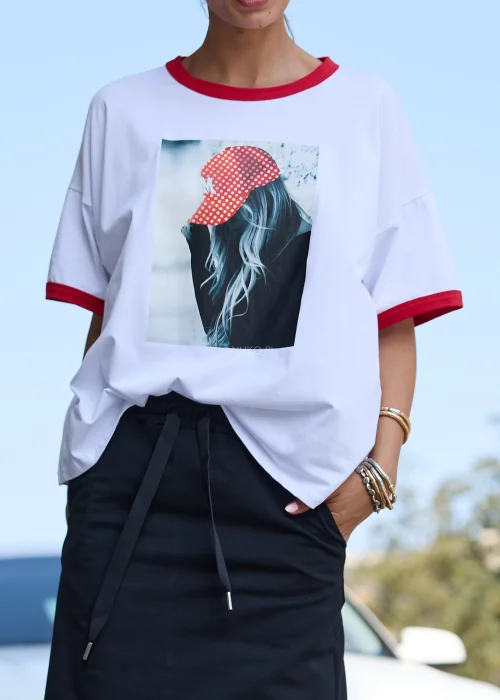T-shirt damski z nadrukiem kobiety w czerwonej czapce – biało-czerwony.