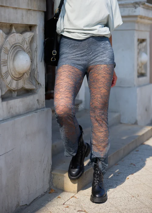 Grafitowe damskie koronkowe legginsy z transparentnej koronki o dopasowanym fasonie i marszczonych nogawkach.
