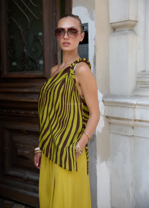 Bluzka damska asymetryczna na jedno ramię limonkowo-brązowa we wzór zebra.