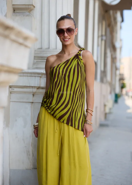 Bluzka damska asymetryczna na jedno ramię limonkowo-brązowa we wzór zebra.