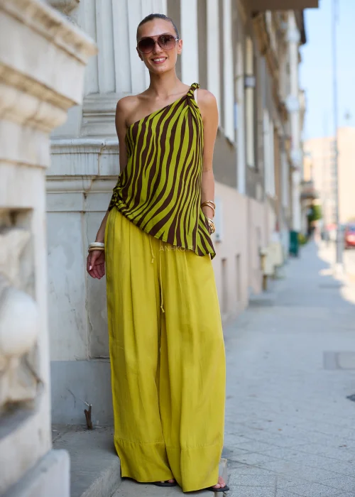 Bluzka damska asymetryczna na jedno ramię limonkowo-brązowa we wzór zebra.