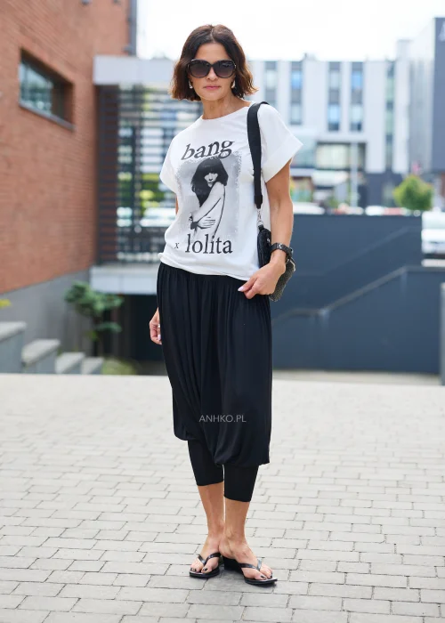 Bawełniana bluzka damska biała o luźnym kroju, z krótkim rękawem i czarnym nadrukiem graficznym „Bang x Lolita”.