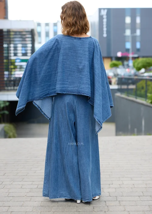 Bawełniana bluzka damska niebieska z efektem spranego denimu, o luźnym kroju oversize i asymetrycznych rękawach.