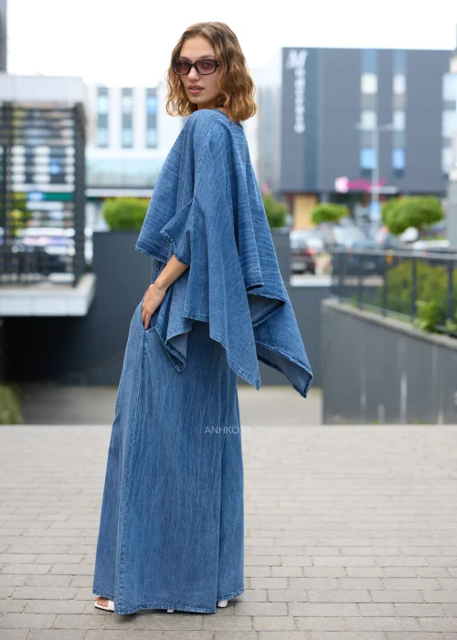 Bawełniana bluzka damska niebieska z efektem spranego denimu, o luźnym kroju oversize i asymetrycznych rękawach.