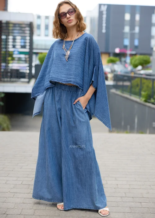 Bawełniana bluzka damska niebieska z efektem spranego denimu, o luźnym kroju oversize i asymetrycznych rękawach.