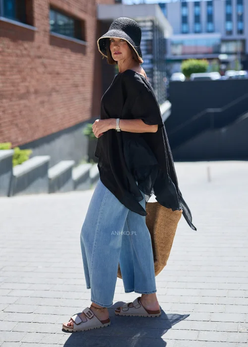 Czarny kapelusz damski typu bucket wykonany z naturalnej rafii z kontrastową beżową lamówką przy rondzie, lekki i pleciony model do codziennych stylizacji.