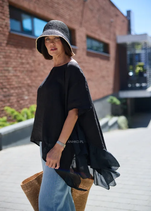 Czarny kapelusz damski typu bucket wykonany z naturalnej rafii z kontrastową beżową lamówką przy rondzie, lekki i pleciony model do codziennych stylizacji.