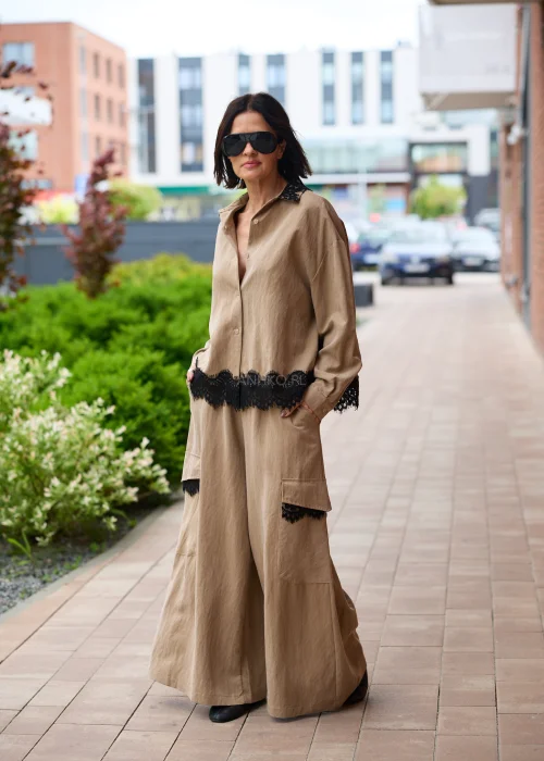 Spodnie wide leg w kolorze brązowym z wysokim stanem i kieszeniami cargo z czarną koronką, o szerokiej nogawce.