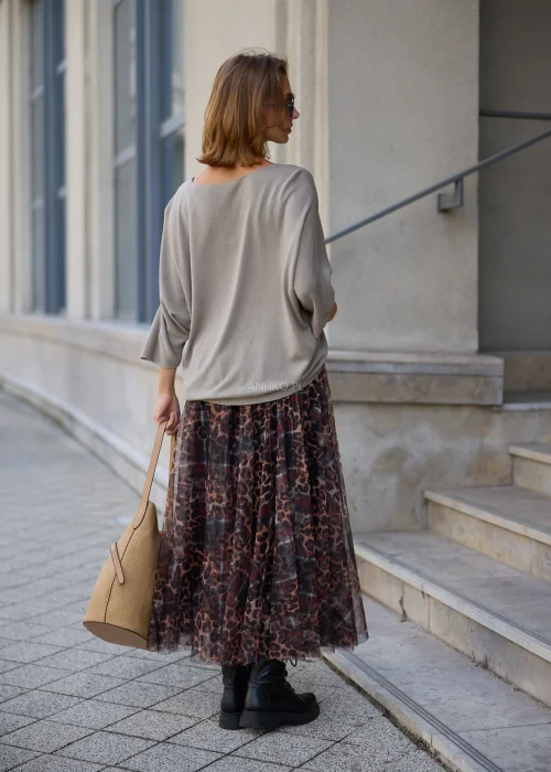 sweter damski z półokrągłym dekoltem i rękawem 3/4 z zestawieniu z bordową spódnicą z lnu