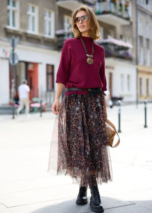 Dzianinowy sweter damski w bordowym kolorze, o luźnym fasonie z obniżoną linią ramion, półgolfem i rękawami o długości 3/4.