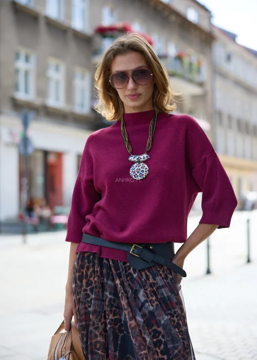 Dzianinowy sweter damski w bordowym kolorze, o luźnym fasonie z obniżoną linią ramion, półgolfem i rękawami o długości 3/4.