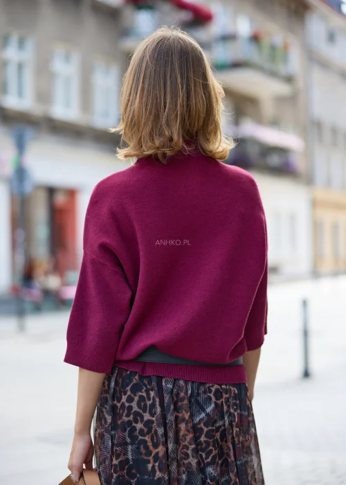 Dzianinowy sweter damski w bordowym kolorze, o luźnym fasonie z obniżoną linią ramion, półgolfem i rękawami o długości 3/4.