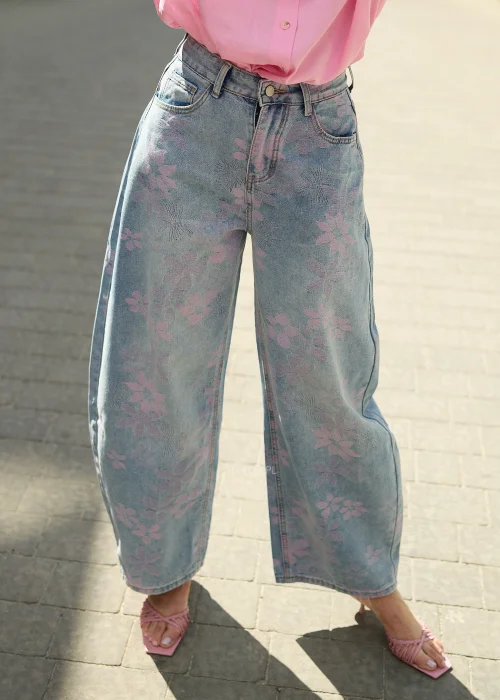 Jasnoniebieskie jeansy damskie wide leg z wysokim stanem i różowym kwiatowym wzorem