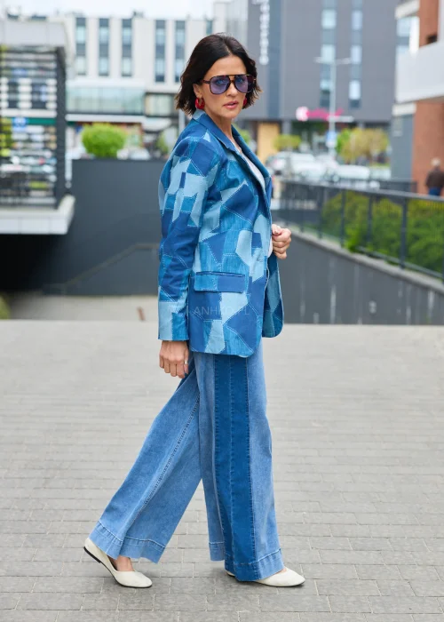 Niebieska marynarka damska w patchworkowy wzór denim z klasycznymi klapami i kieszeniami z patkami