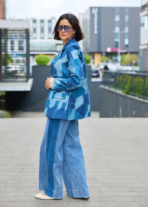 Niebieska marynarka damska w patchworkowy wzór denim z klasycznymi klapami i kieszeniami z patkami