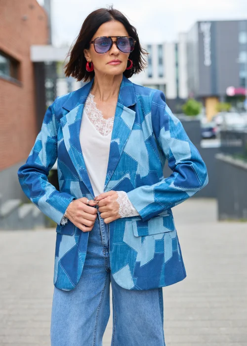 Niebieska marynarka damska w patchworkowy wzór denim z klasycznymi klapami i kieszeniami z patkami
