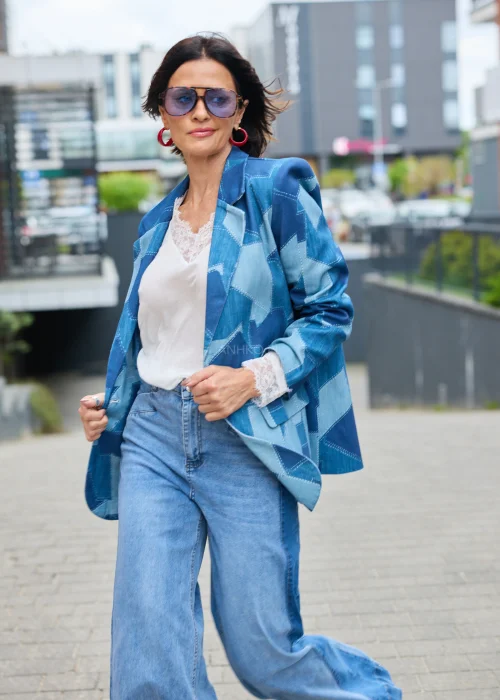 Niebieska marynarka damska w patchworkowy wzór denim z klasycznymi klapami i kieszeniami z patkami