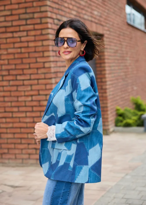 Niebieska marynarka damska w patchworkowy wzór denim z klasycznymi klapami i kieszeniami z patkami