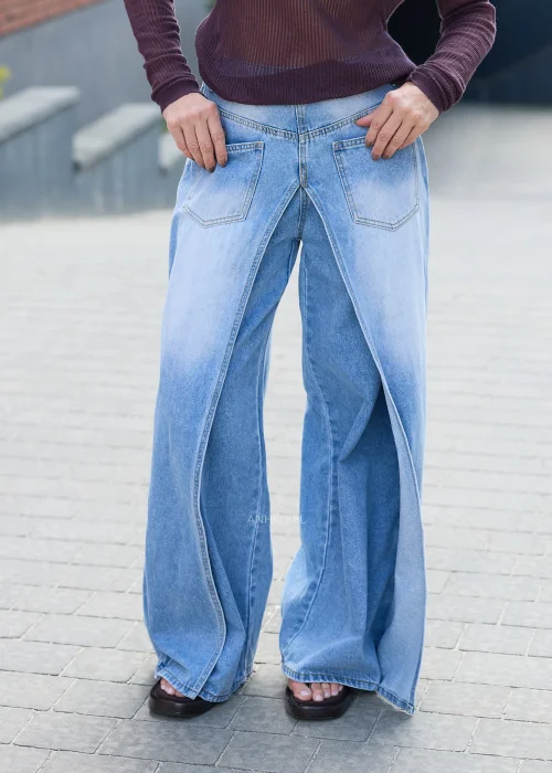 Jasnoniebieskie jeansy damskie wide leg z wysokim stanem, naszywanymi kieszeniami i dekoracyjnymi przeszyciami
