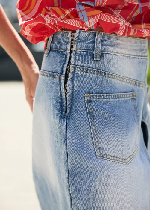 Jasnoniebieskie jeansy damskie wide leg z wysokim stanem, naszywanymi kieszeniami i dekoracyjnymi przeszyciami