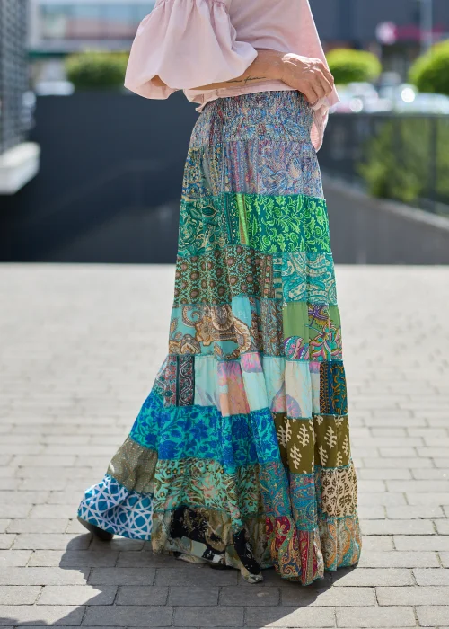 Kolorowa spódnica damska maxi patchwork z szerokim, rozkloszowanym krojem i wielobarwnymi wzorami boho