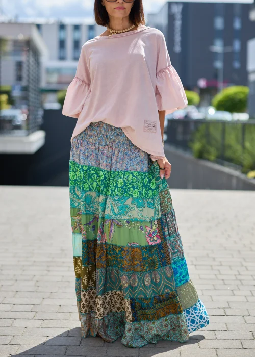 Kolorowa spódnica damska maxi patchwork z szerokim, rozkloszowanym krojem i wielobarwnymi wzorami boho