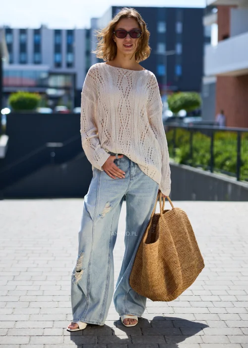 Jasnoniebieskie jeansy damskie wide leg z przetarciami, dekoracyjnymi przeszyciami i wysokim stanem