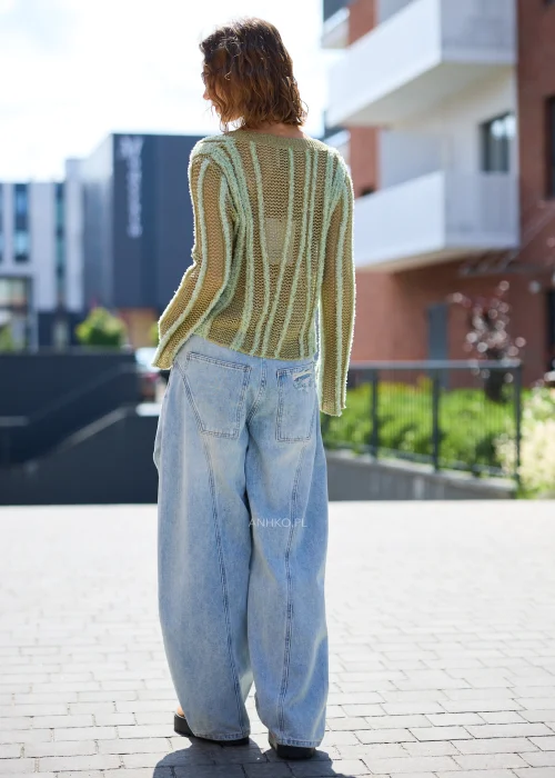 Jasnoniebieskie jeansy damskie wide leg z przetarciami, dekoracyjnymi przeszyciami i wysokim stanem