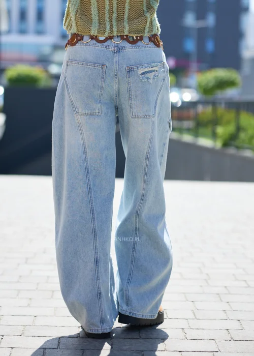 Jasnoniebieskie jeansy damskie wide leg z przetarciami, dekoracyjnymi przeszyciami i wysokim stanem