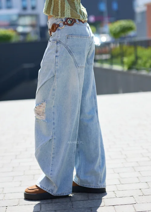 Jasnoniebieskie jeansy damskie wide leg z przetarciami, dekoracyjnymi przeszyciami i wysokim stanem