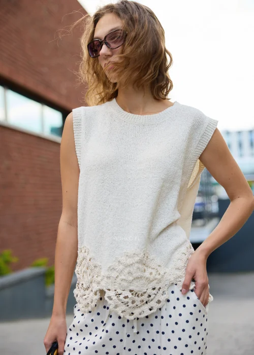 Bezrękawnik damski ecru z dzianiny o luźnym kroju, z okrągłym dekoltem i dekoracyjnym ażurowym wykończeniem z motywem kwiatów