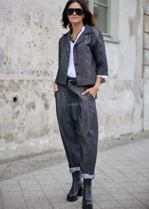 Kurtka damska o krótkim, luźnym fasonie w grafitowym odcieniu denimu, z szerokim kołnierzem, klapami, zapięciem na guziki i rękawami 3/4.