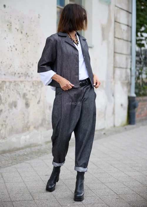 Kurtka damska o krótkim, luźnym fasonie w grafitowym odcieniu denimu, z szerokim kołnierzem, klapami, zapięciem na guziki i rękawami 3/4.