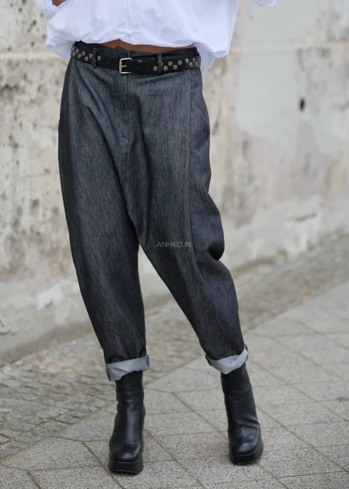 Spodnie damskie o luźnym fasonie z obniżonym krokiem, w grafitowym odcieniu denimu, ze zwężanymi nogawkami i wywiniętymi mankietami.