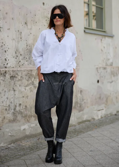 Spodnie damskie o luźnym fasonie z obniżonym krokiem, w grafitowym odcieniu denimu, ze zwężanymi nogawkami i wywiniętymi mankietami.