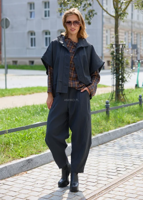 Kamizelka damska oversize w grafitowym kolorze, o luźnym fasonie z szerokim kołnierzem, krótkimi rękawami i zapięciem na guziki.