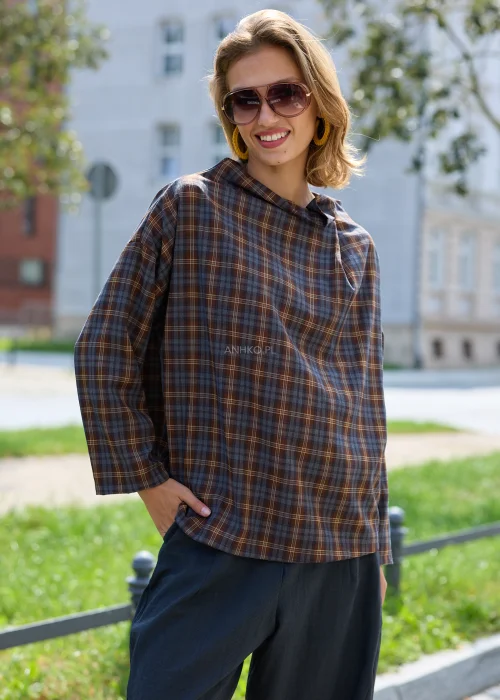 Bluzka damska oversize w brązowo-grafitową kratę, z miękkim szerokim dekoltem i luźnymi rękawami 3/4.