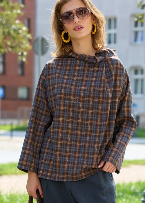 Bluzka damska oversize w brązowo-grafitową kratę, z miękkim szerokim dekoltem i luźnymi rękawami 3/4.