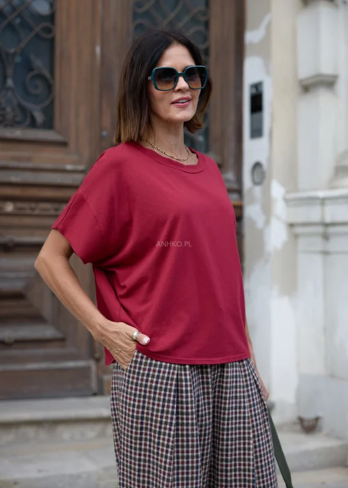 Bordowa bluzka damska o luźnym kroju z krótkim rękawem i okrągłym dekoltem