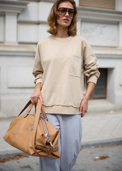 Camelowa torebka typu shopper z miękkiej ekoskóry z podwójnymi uchwytami, odpinanym paskiem i srebrnymi detalami.