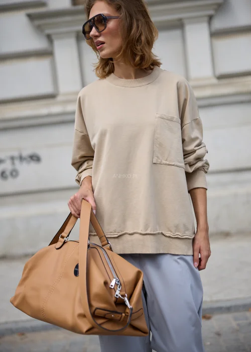 Camelowa torebka typu shopper z miękkiej ekoskóry z podwójnymi uchwytami, odpinanym paskiem i srebrnymi detalami.