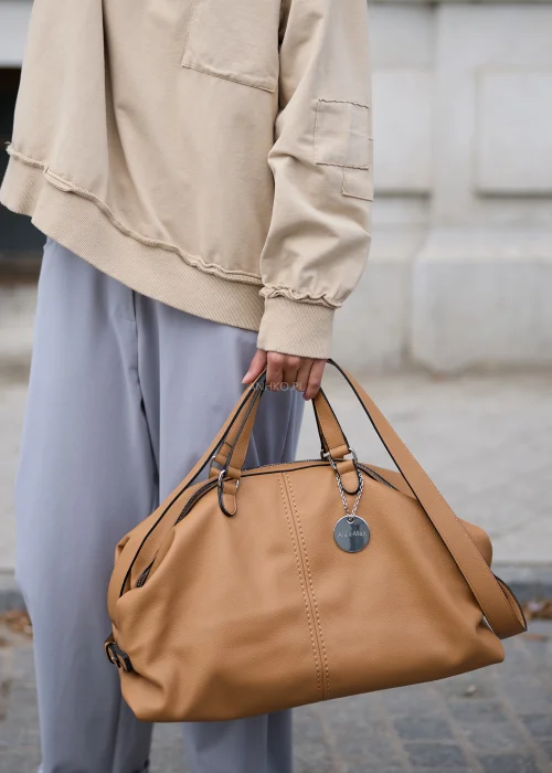 Camelowa torebka typu shopper z miękkiej ekoskóry z podwójnymi uchwytami, odpinanym paskiem i srebrnymi detalami.
