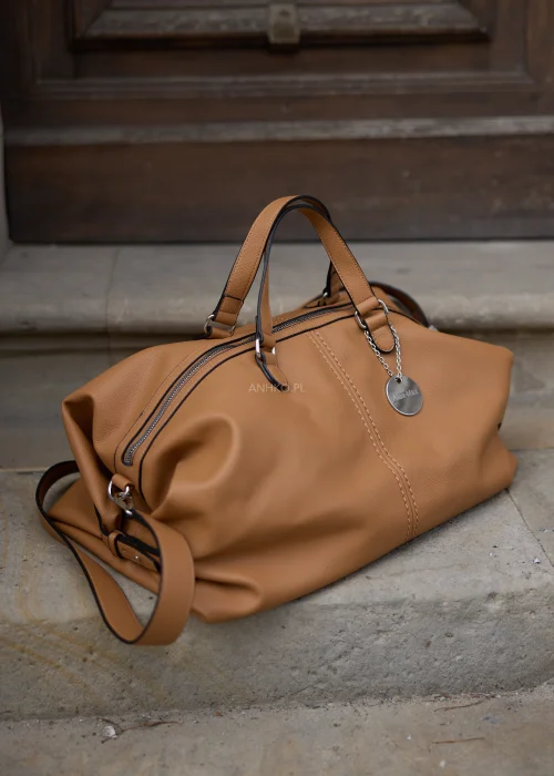 Camelowa torebka typu shopper z miękkiej ekoskóry z podwójnymi uchwytami, odpinanym paskiem i srebrnymi detalami.