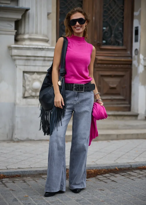 Szare jeansy damskie wide leg z wysokim stanem, bardzo szerokimi nogawkami i delikatnym efektem sprania, stylizowane z czarnymi botkami.