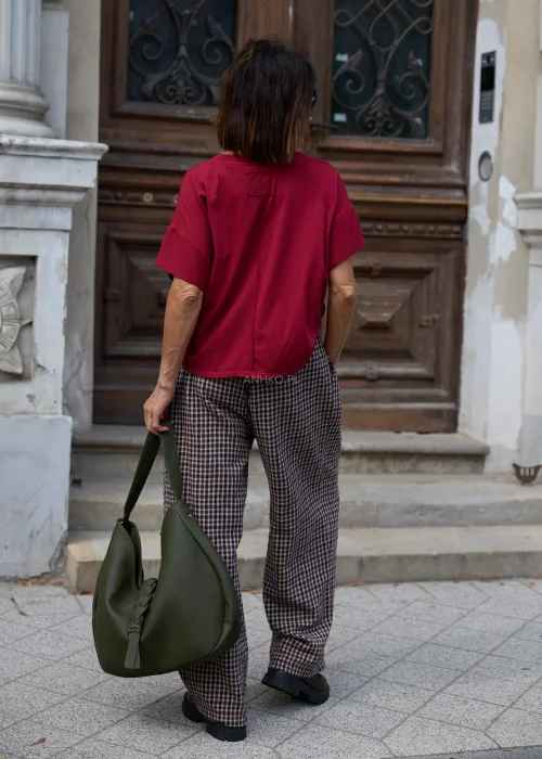 Duża torebka hobo Aquila w kolorze khaki z ziarnistą powierzchnią i dekoracyjnym plecionym węzłem z przodu. Model z krótkim uchwytem i odpinanym długim paskiem.