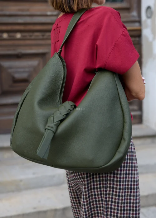 Duża torebka hobo Aquila w kolorze khaki z ziarnistą powierzchnią i dekoracyjnym plecionym węzłem z przodu. Model z krótkim uchwytem i odpinanym długim paskiem.