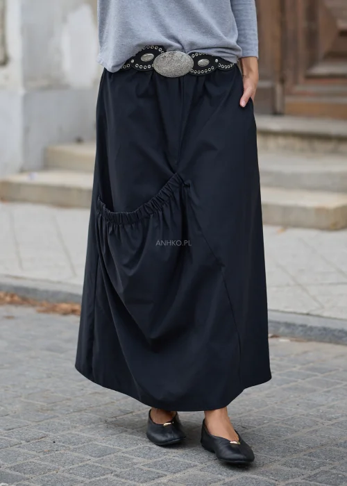 Czarny szeroki elastyczny pasek damski Ornix Elastic ze srebrnymi metalowymi oczkami i tłoczonymi medalionami. Dekoracyjny model do podkreślenia talii na sukience, tunice lub marynarce.