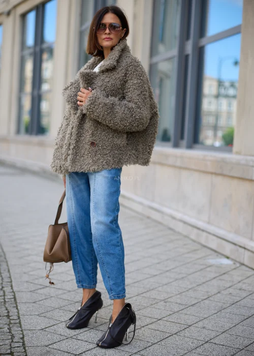 Kurtka damska oversize taupe typu baranek, z szerokimi klapami, zapięciem na guziki i obszernymi rękawami.