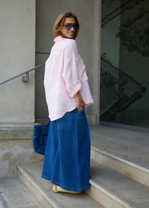 Koszula damska oversize w jasnoróżowym kolorze, z klasycznym kołnierzykiem, dużymi naszywanymi kieszeniami i rękawami z możliwością podpięcia.