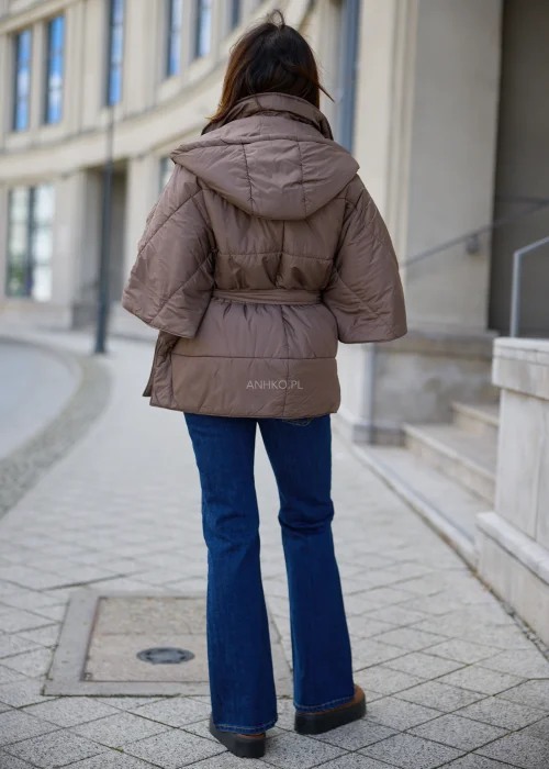Pikowana kamizelka damska Velmora w brązowym kolorze, fason oversize z szerokim kołnierzem, paskiem w talii i dużymi kieszeniami.